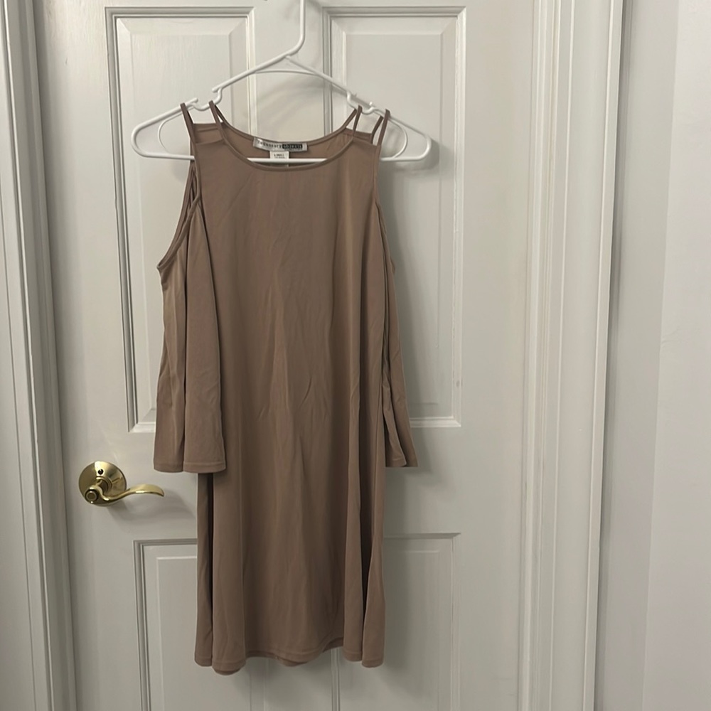 XS tan cap sleeve shift dress
